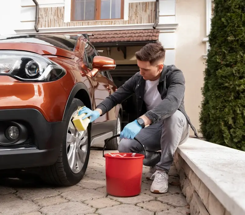 Lavage auto à domicile Lasseube : professionnel intervenant sur un véhicule